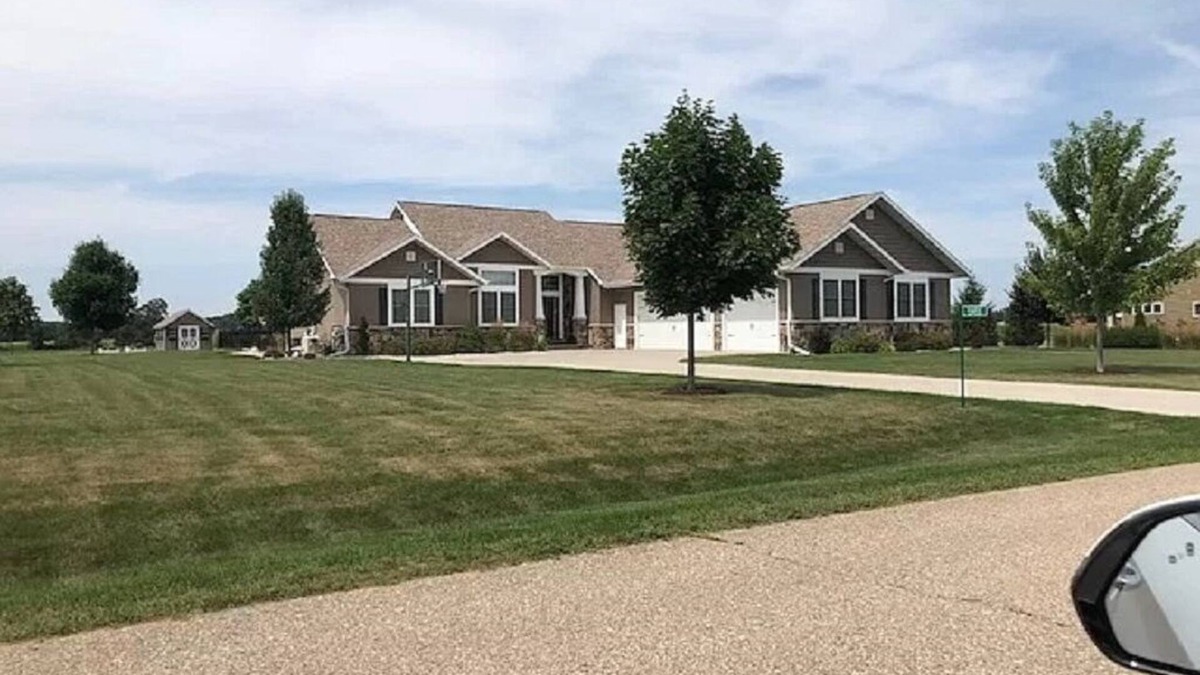 Butte Des Morts House | Oshkosh EAA & Green Bay NFL Draft 2025
