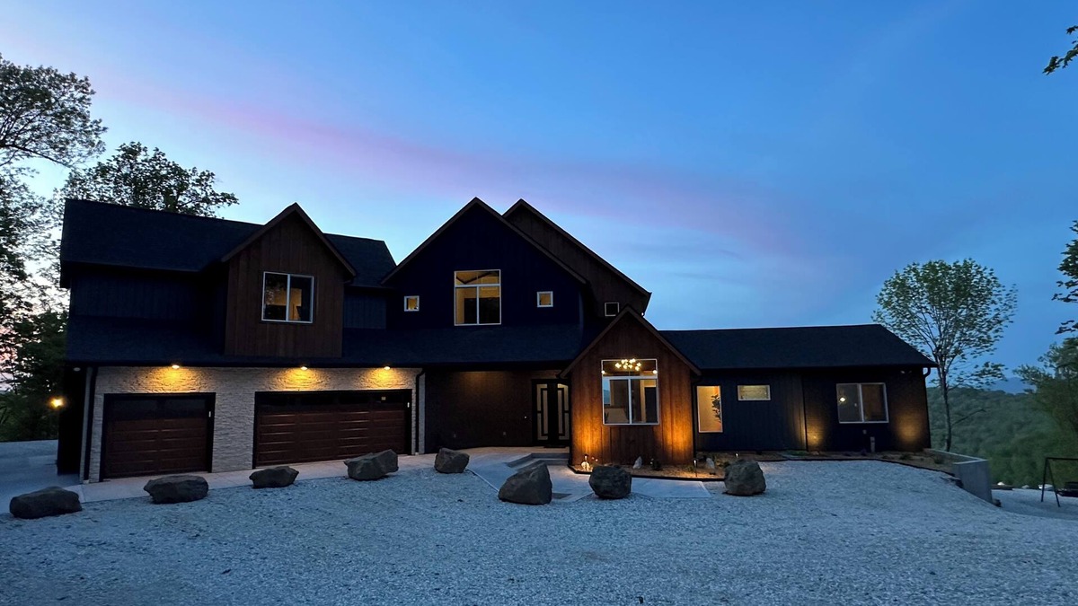 Jasper House | Oslo Mountainside Retreat + Hot Tub + Arcade + Million Dollar View Sleeps 24