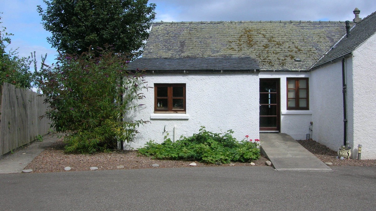 Dingwall Cottage | Osprey Cottage - situated in a convenient but peaceful location