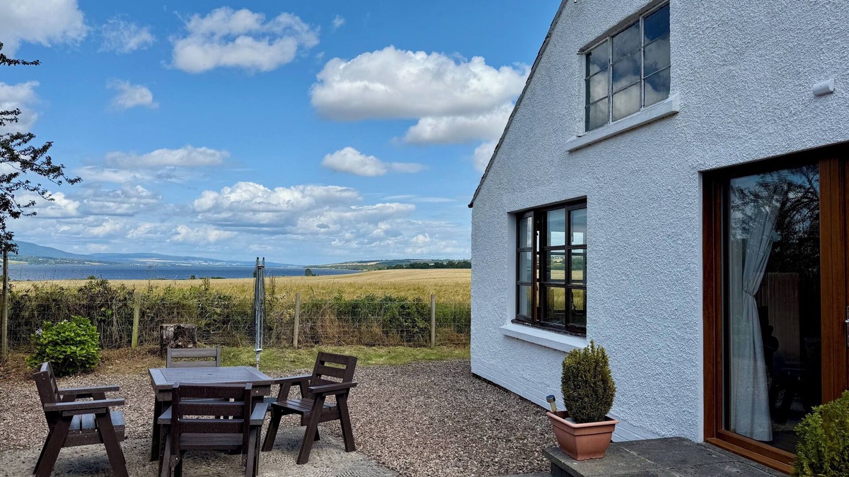 Marybank Cottage | Osprey Cottage - stunning views in a peaceful but convenient location