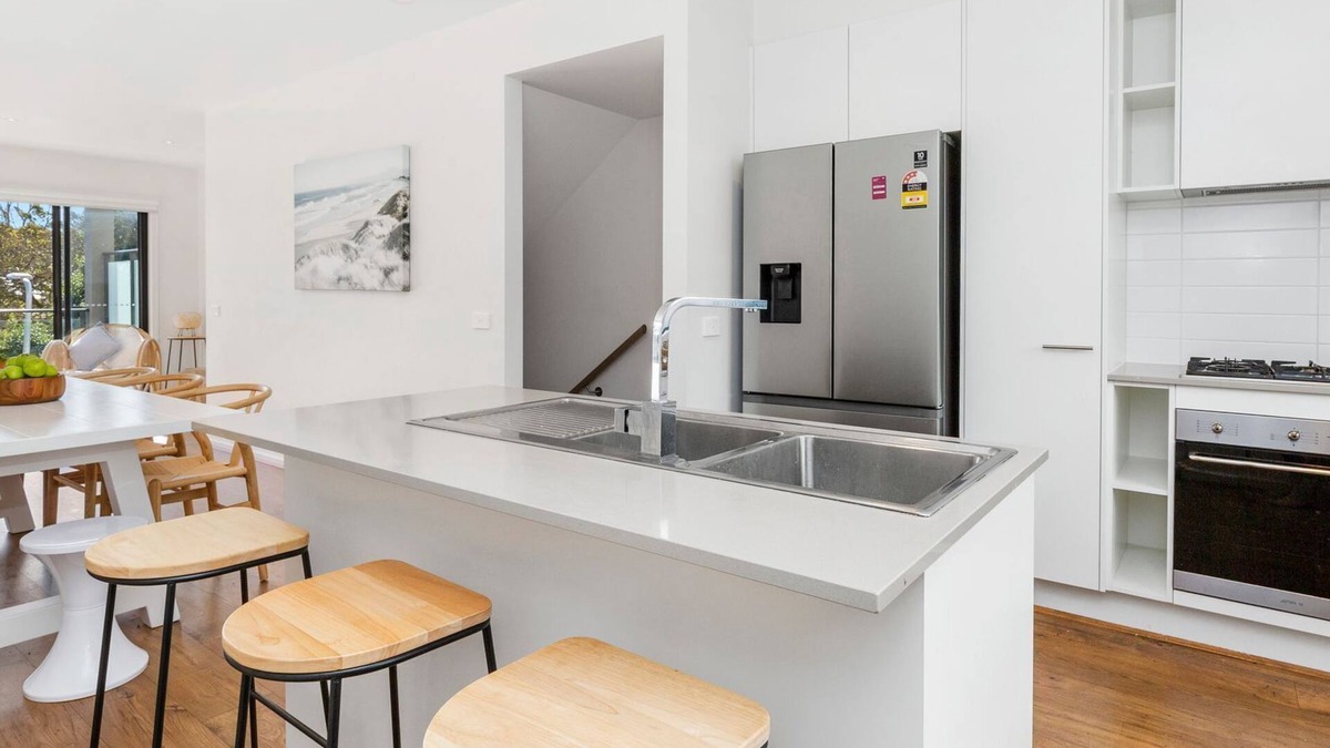 Mornington House | OSPREY - MORNINGTON. Walking distance to Mornington's cafe culture.