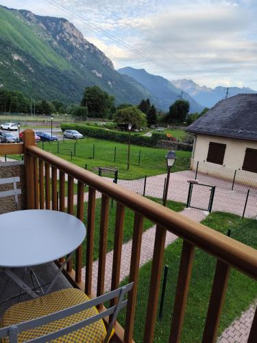 Bielle Apartment | Ossau T2 5 personnes tout confort près du ski linge de maison inclus parking moustiquaires vue montagne plein sud