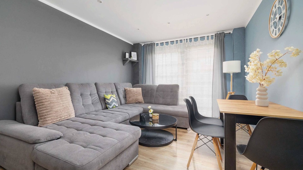 Katowice Apartment | Ossowskiego 28 Katowice | Blue and Green Apartment with Balcony