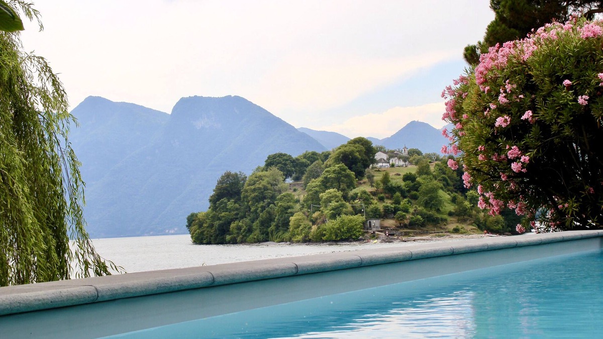 Tremezzina Villa | Ossuccio Villa Darsena private lakeside villa with pool by Italian Apartments.