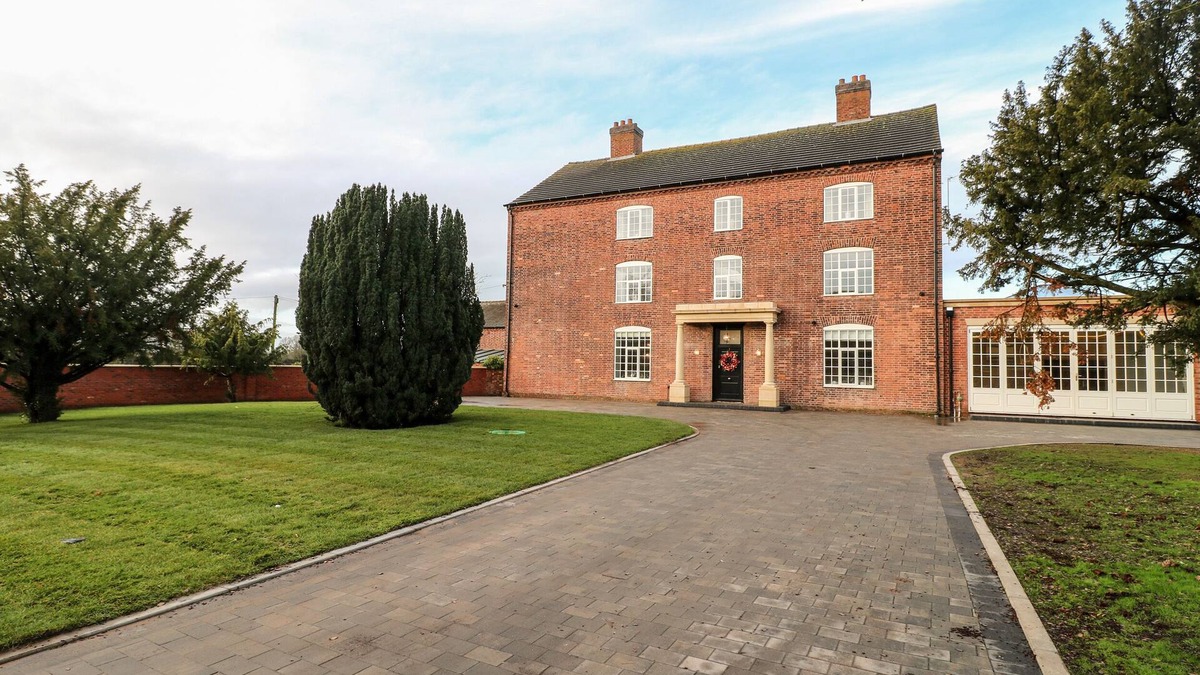 Penkridge Cottage | OTHERTON HALL, pet friendly, character holiday cottage in Penkridge