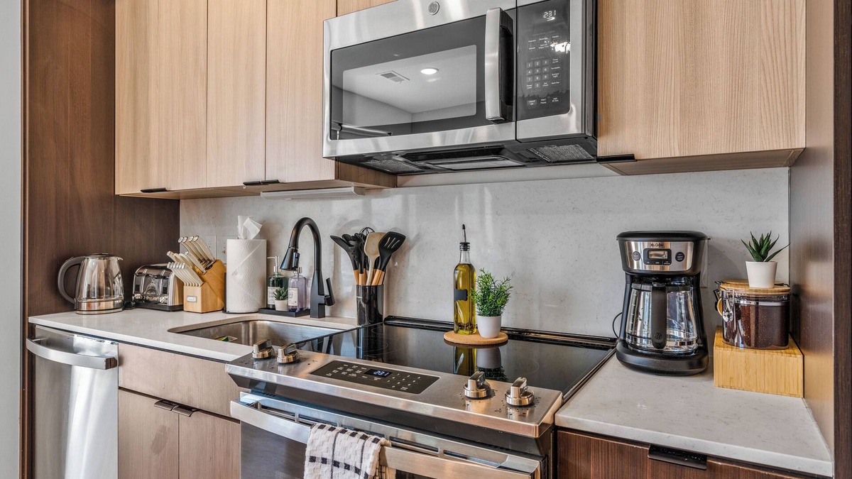 Pendleton Apartment | OTR/CBD + Top Floor + 1 King Bed With Pool, Gym, Rooftop & Exclusive Club Room