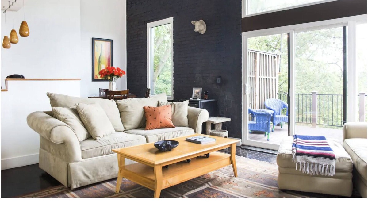 Walnut Hills House | OTR Luxury & Decks for Weekday Biz or Weekend Fun! Now with Baby Stations!