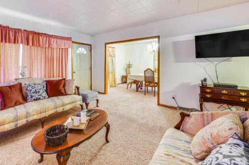 Ottawa House | Ottawa Home with Porch, Near Starved Rock State Park
