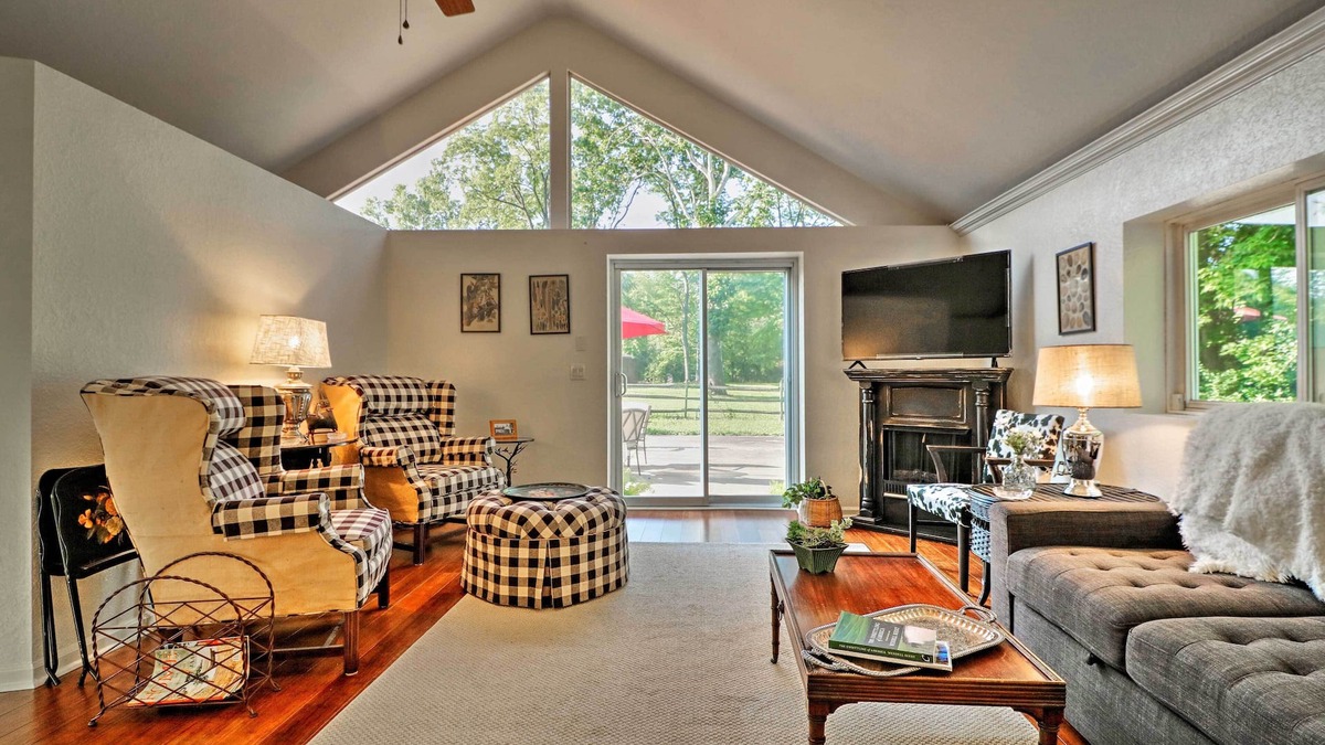 Bedford House | Ottawa Lake Home w/BBQ & Patio, 15 Mi to Toledo