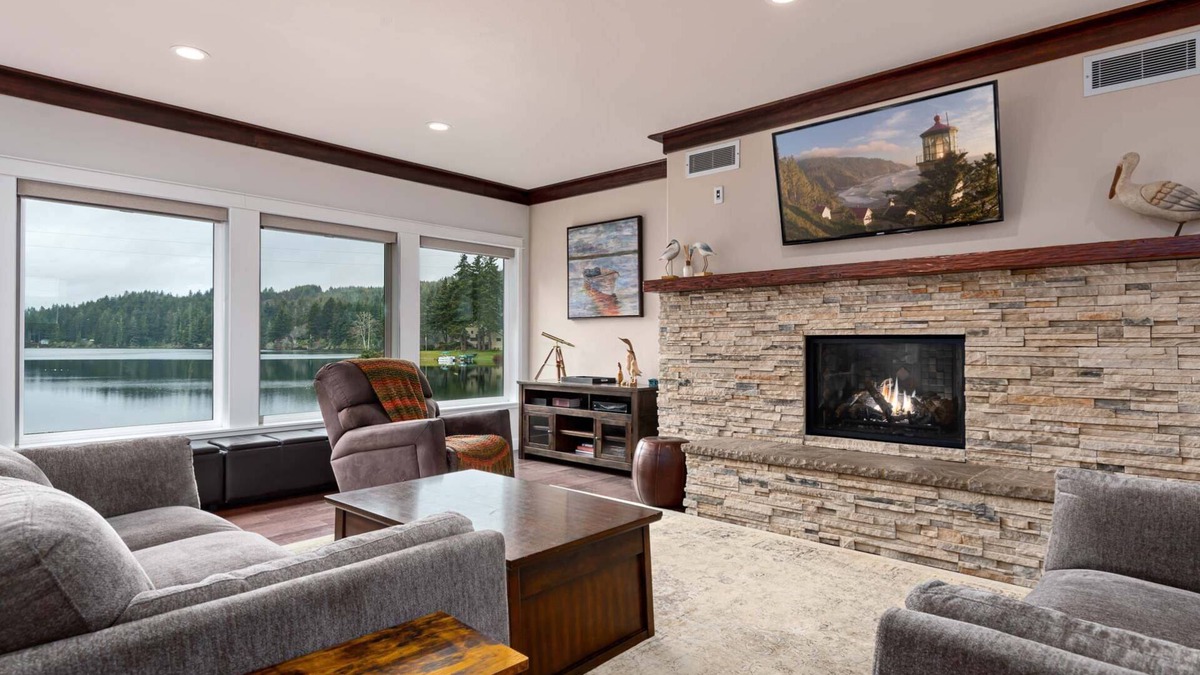Florence House | Otter Banks on Mercer Lake! Private Dock, Kayaks, Gas Grill and More