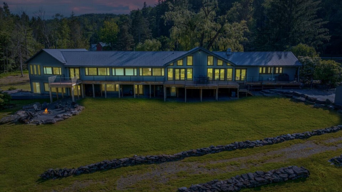 Newfoundland House | Otter Lodge - Private Pond!