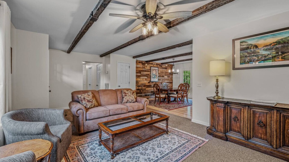 Berkeley Springs House | Otter Manor - Wifi|Fire Pit| Gameroom|Grill|Private Trail