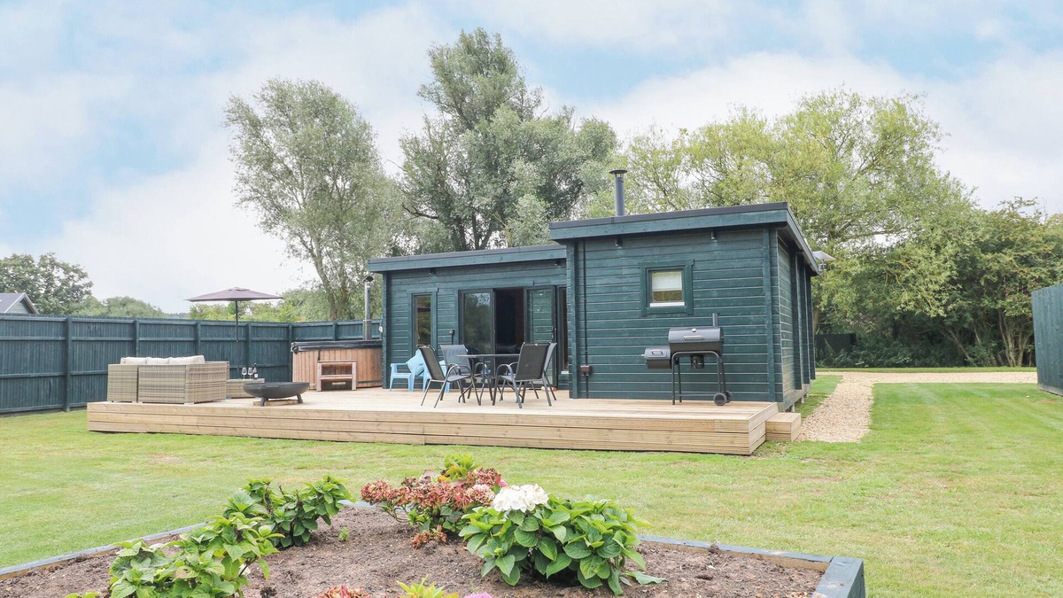 South Luffenham Cottage | OTTER'S VIEW, pet friendly, with hot tub in Edith Weston