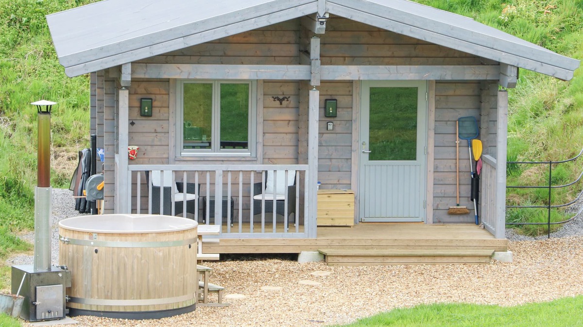 North Bitchburn Cottage | OTTERS HOLT, pet friendly, with hot tub in Staindrop