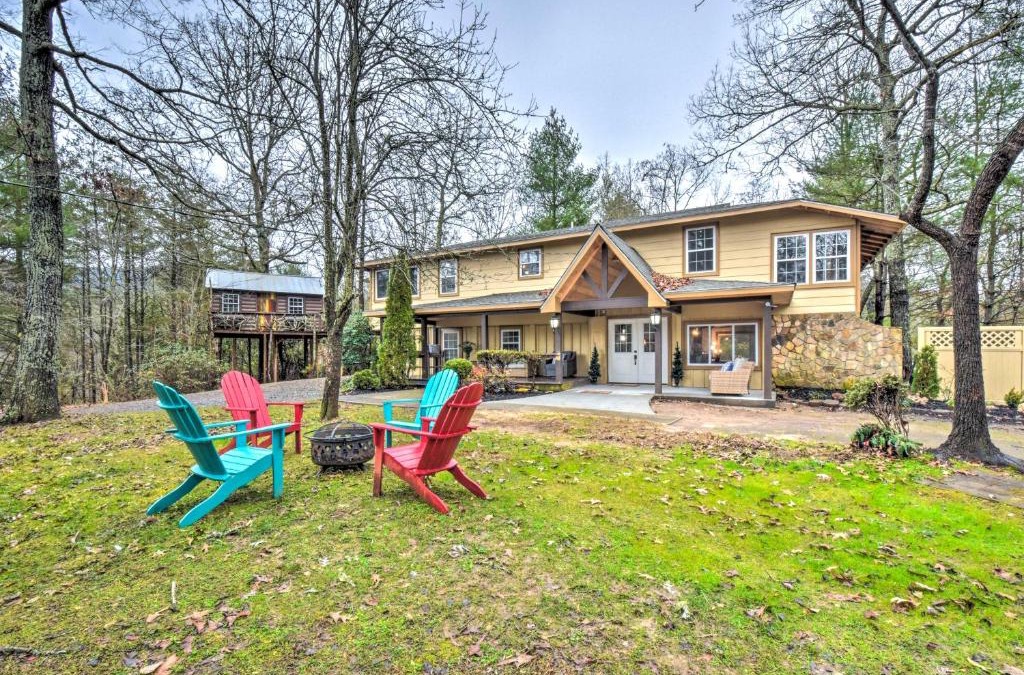 Otto House | Otto Home with Fire Pit, Tree House and Hot Tub!