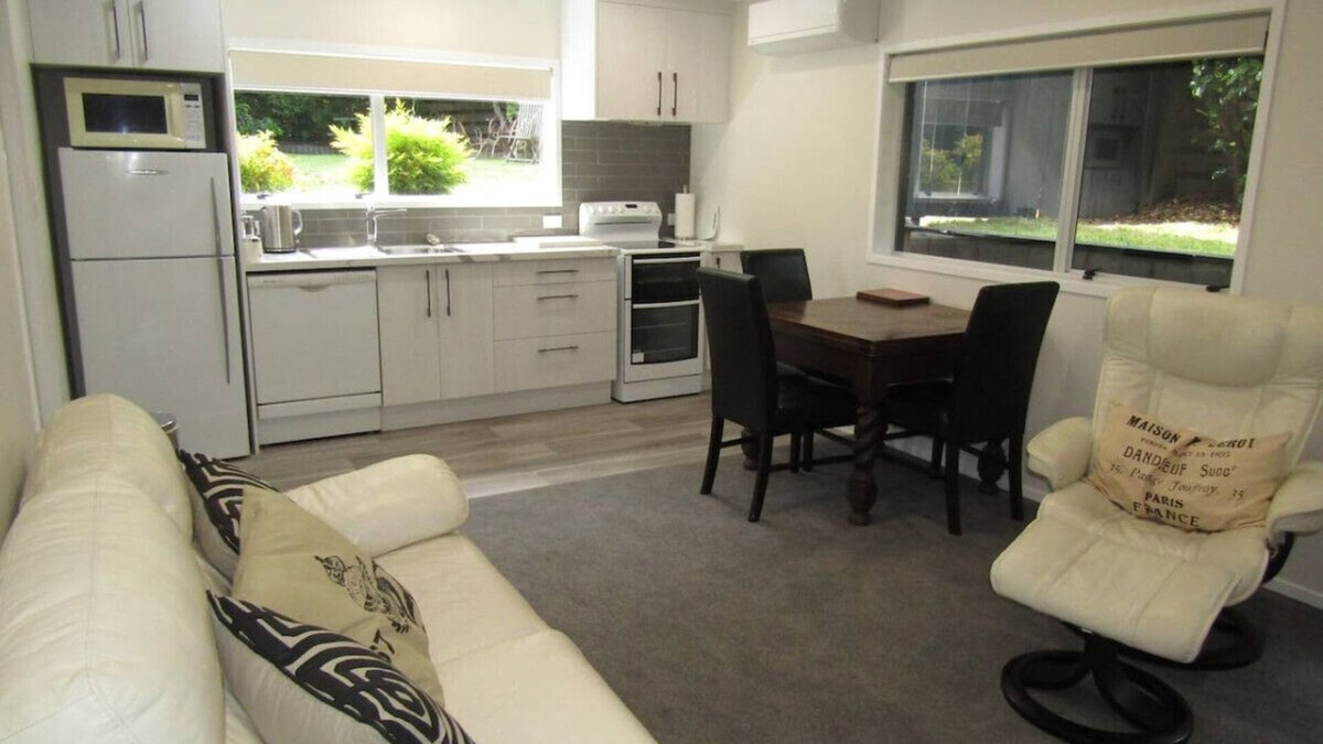Two Mile Bay Condo | Otupai Getaway - Stylish & newly renovated flat