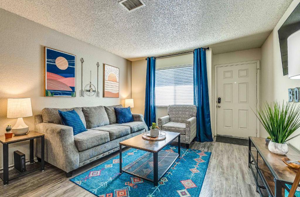 Norman Apartment | OU Boomer, Pool, Gym, Hi Speed WIFI, One Mile To OU & Stadium!