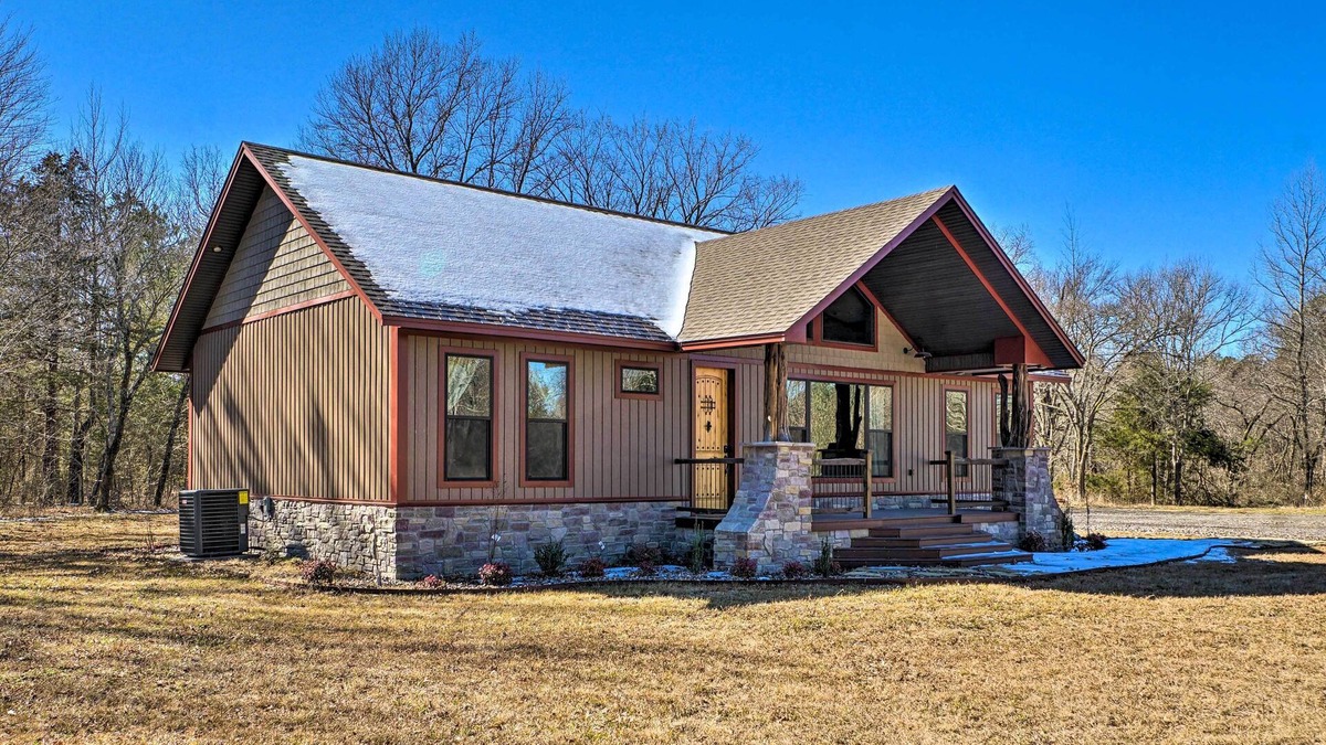Whitesboro Cabin | Ouachita Mtn Home: Near ATV & Hiking Trails!