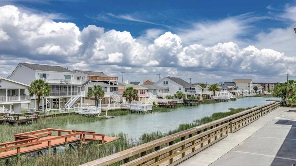 North Myrtle Beach Condo | Our 2 bed/2 bath condo is located in beautiful Cherry Grove Beach