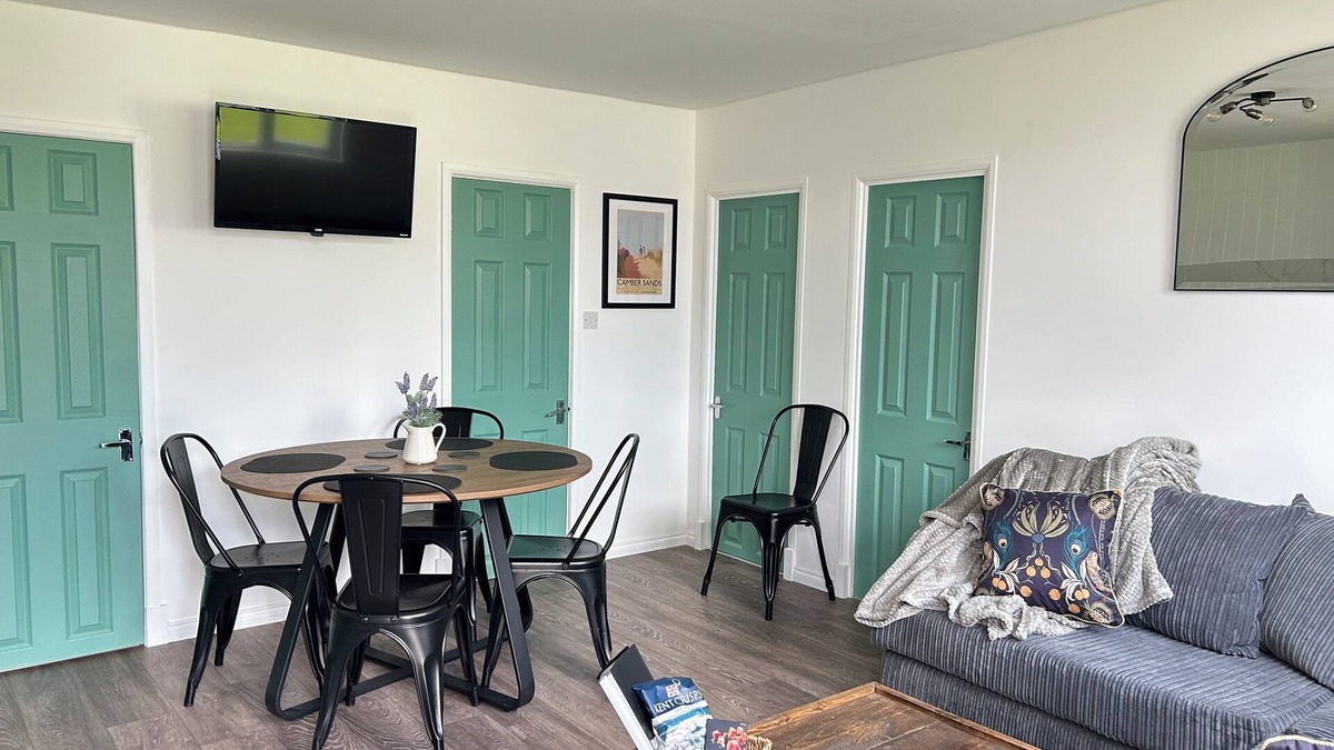 Camber Ski Chalet | Our cosy chalet is just a 5-minute stroll from the golden sands of Camber Beach.