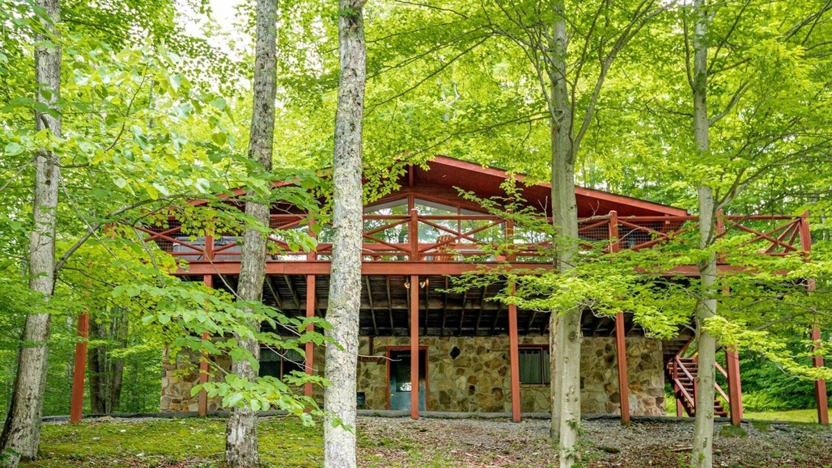 Northface House | Our Greyt Escape - 711 Mountainside RoadnnOur Greyt Escape - Lake Access, Pet Friendly, Two Wood Stoves, Hot Tub