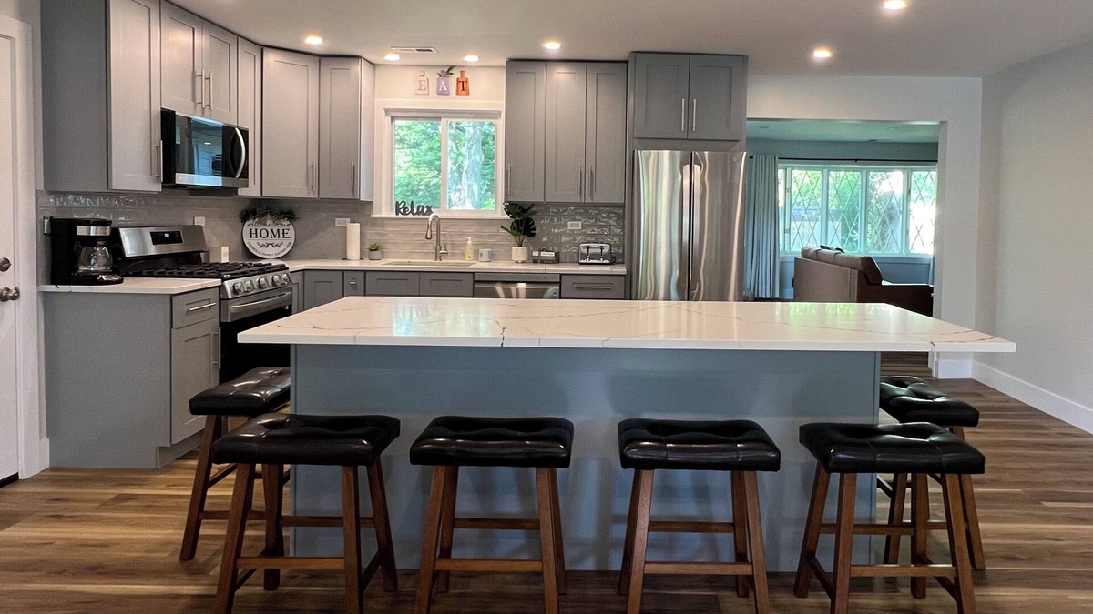 Des Plaines House | Our home is a perfect spot for a stay in Chicago area. Your home away from home!