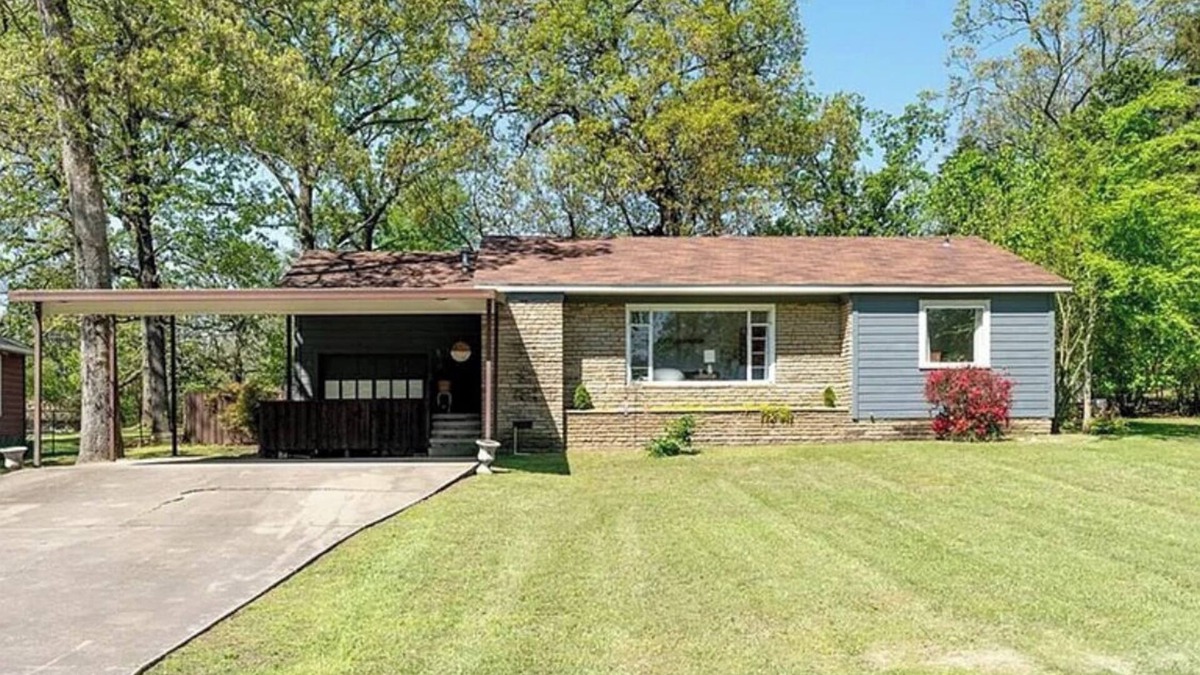 Fort Smith House | Our home. Nice quiet neighborhood. 8 min from downtown, 5 from super Walmart.
