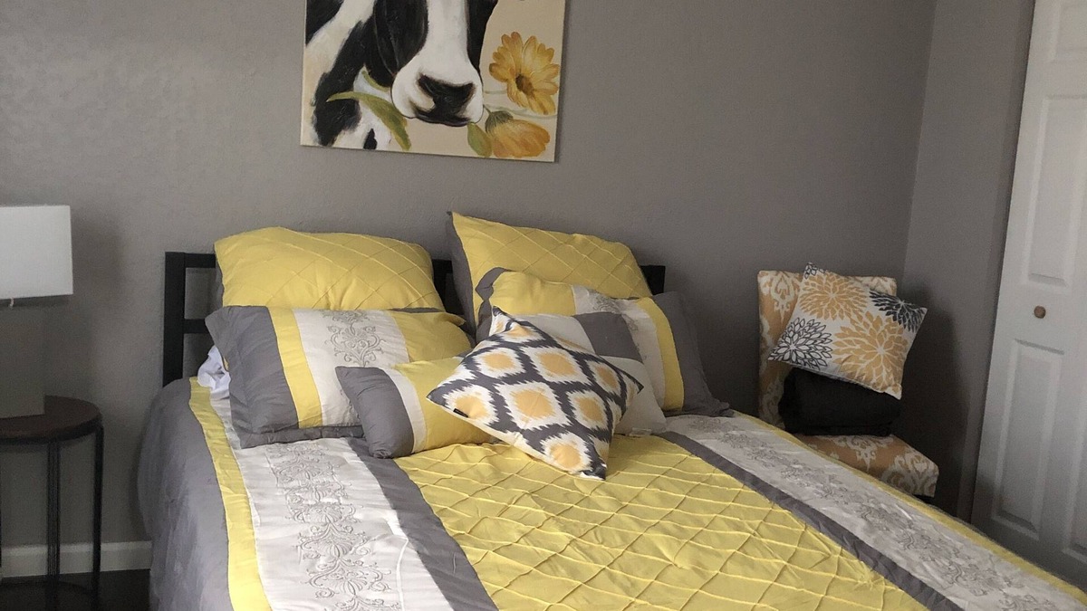 Kerr Apartment | “our little mellow yellow” No cleaning fee and no Taxes all include.