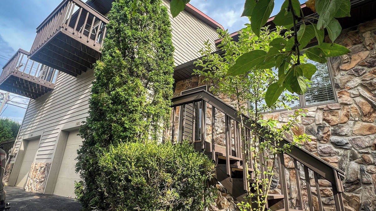 Cheat Lake House | Our Lovely Lake House Large Groups Welcome + Great Location!