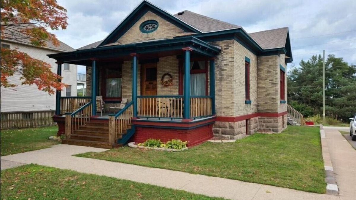 Munising House | OUR PLACE INN MUNISING- Make Summer Memories in Munising – Stay Near the Water!