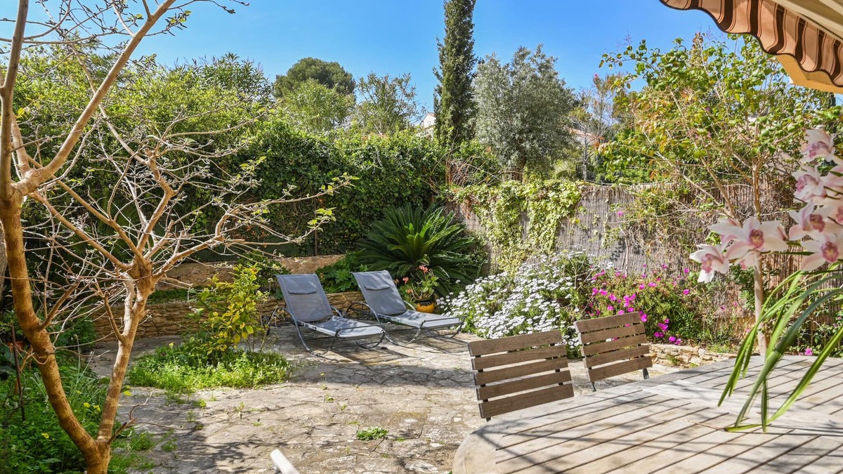 Sanary-sur-Mer Apartment | Our selection! Portissol district, the most popular of Sanary on Wed