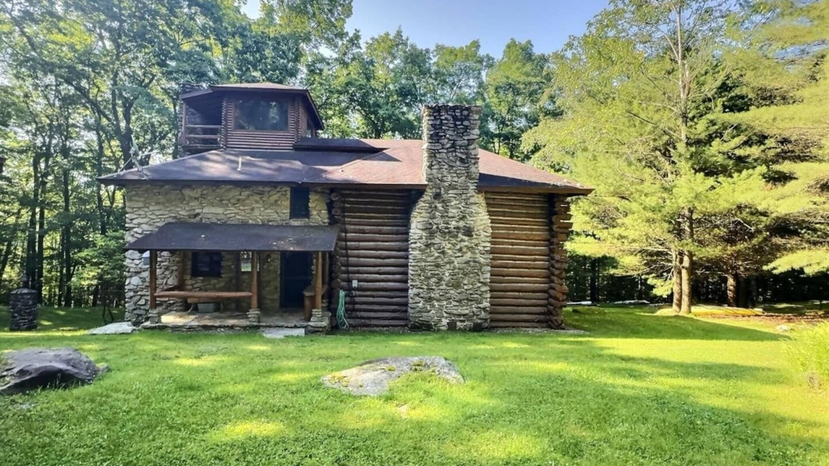 Clarion Cabin | Our spacious and comfortable rooms provide the perfect retreat for your next getaway. Conveniently located near top attractions and beautiful outdoor spaces, this is the perfect destination for those looking to unwind and recharge.