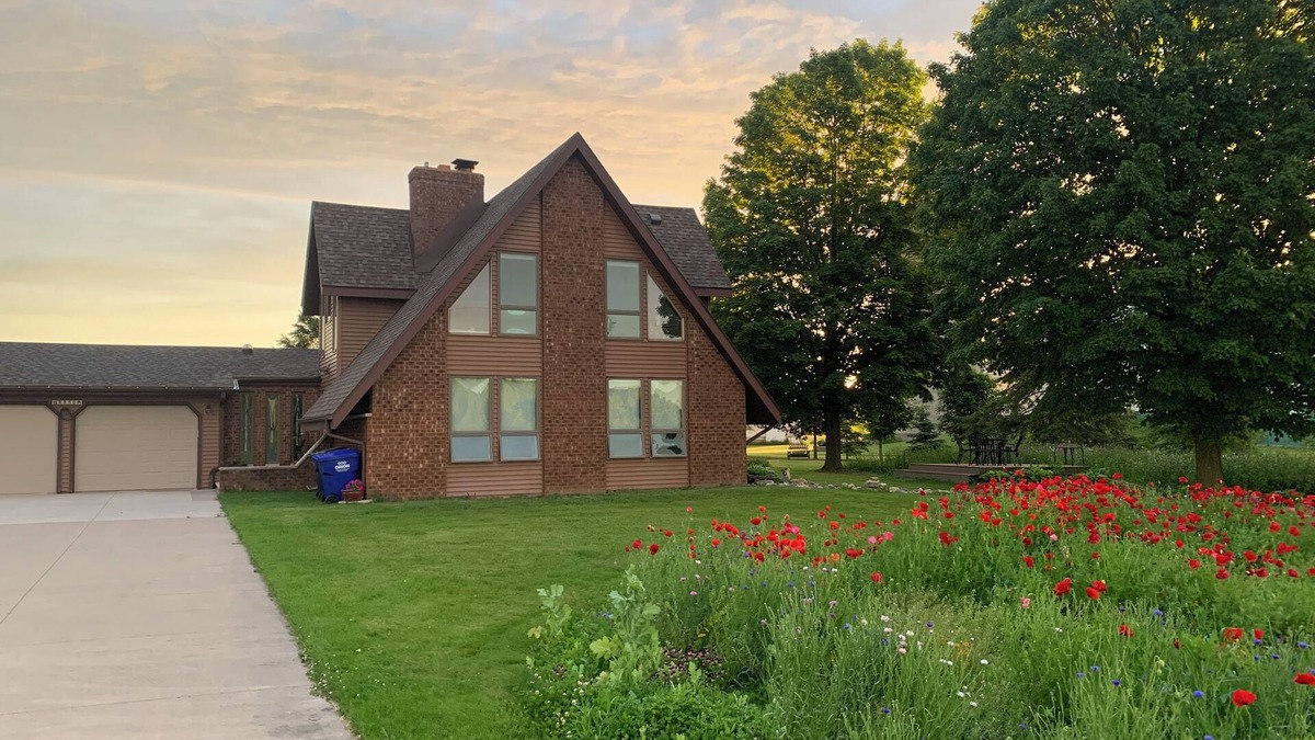 Oneida Other | Our Thunder Moon Farm Stay- sleeps 7, framed by wildflowers. 4 miles to GB.