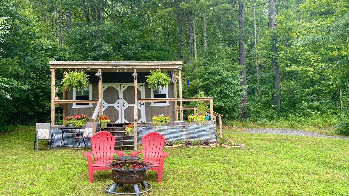 Glace Cabin | Our tiny, cozy cabin is the perfect relaxing spot to get away from it all!