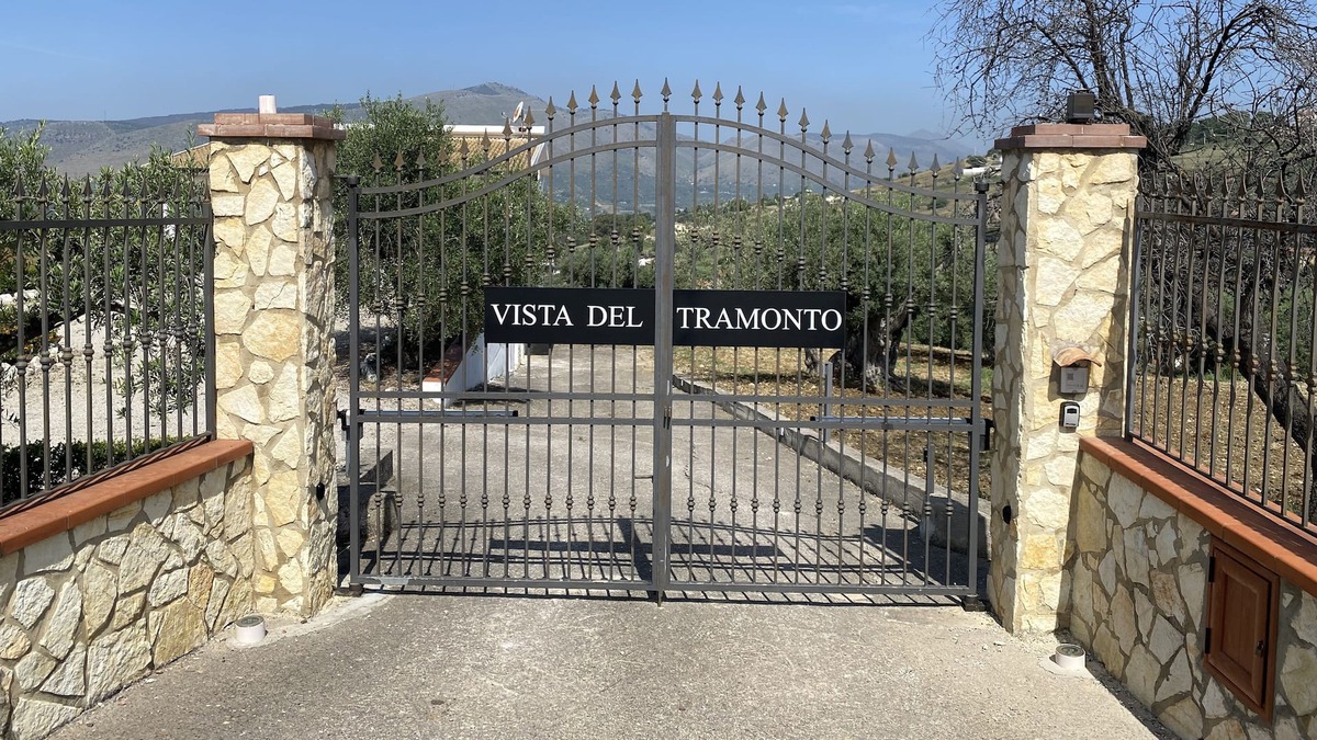 Misilmeri Villa | Our Villa is near a small Sicilian village with unrestricted views of the valley