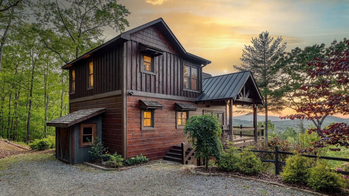 Ridgeline Vistas Cabin | Out of this World Mountain Views! Pool Table! Pet Friendly! Gorgeous Sunsets!