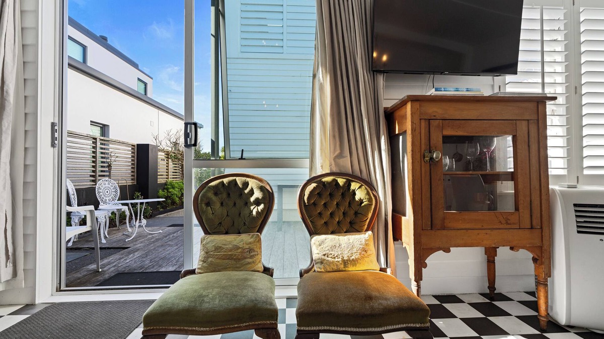 Mount Maunganui Cottage | Out the Back Studio - Mount Maunganui Apartment