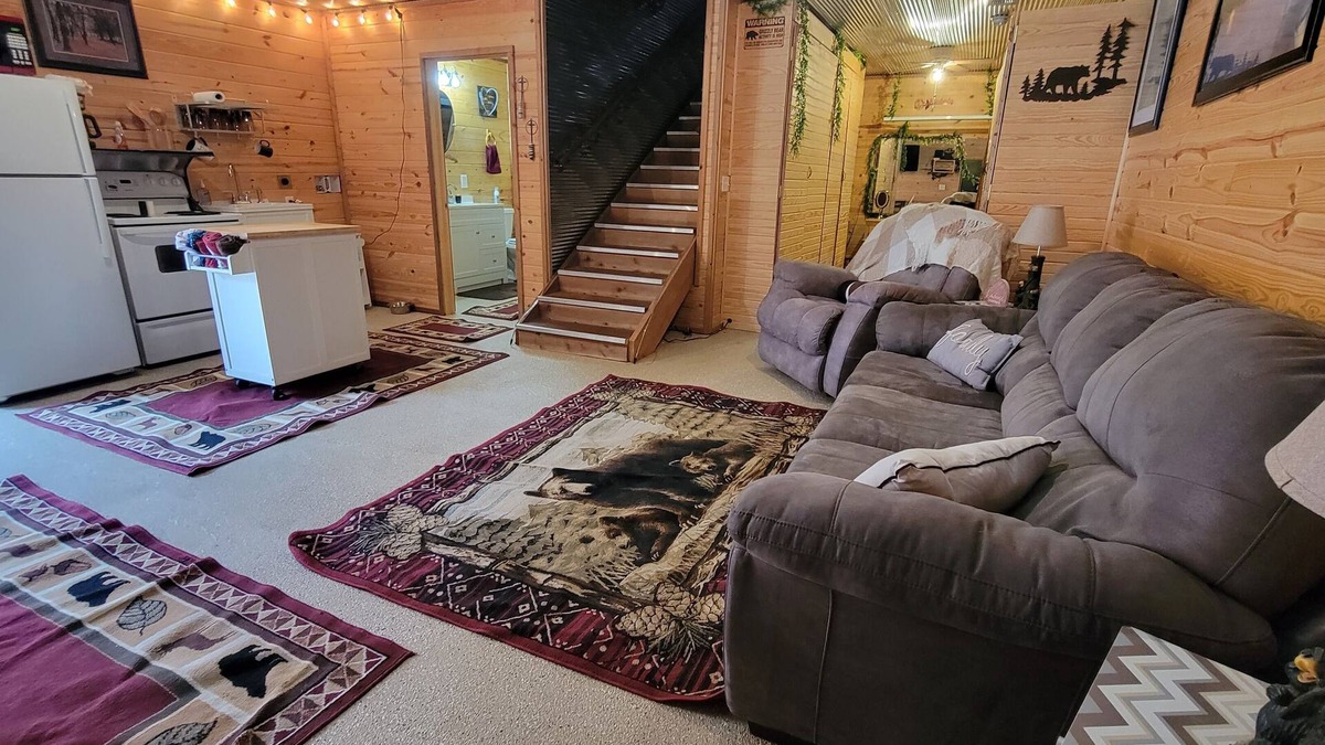 Webb City Cabin | Outback Cabin is a Cozy and warm place tucked away in the heart of Webb City.