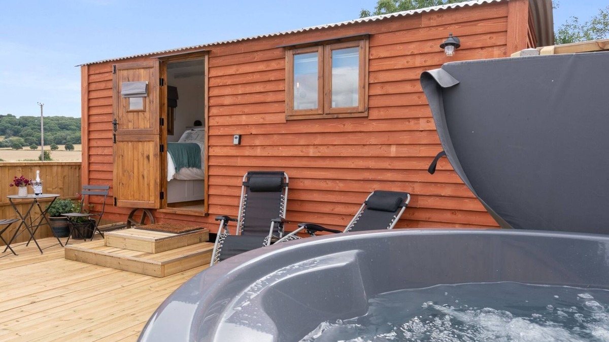 Mangotsfield Ski Chalet | Outbak Shepherds Hut - sleeps 2 guests in 1 bedroom