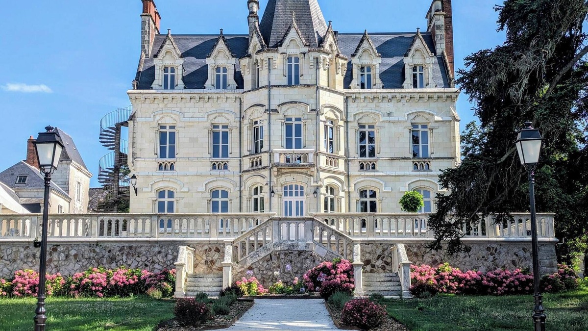 Saint-Saturnin-sur-Loire House | Outbuilding of the Château de Saint Saturnin sur Loire with view of the Loire River