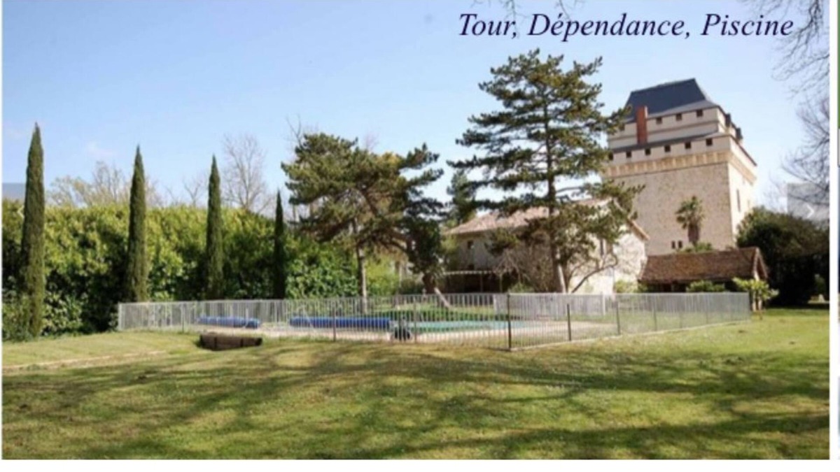 Gazaupouy Cottage | Outbuilding of a 14th century medieval tower in the Gers