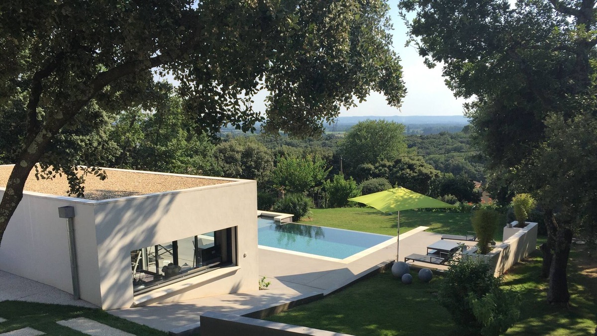 Piolenc House | Outbuilding of villa with swimming pool in the south of France