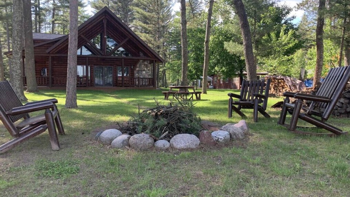 Hatfield Cabin | Outdoor Enthusiast Lakefront Cabin Sleeps 16