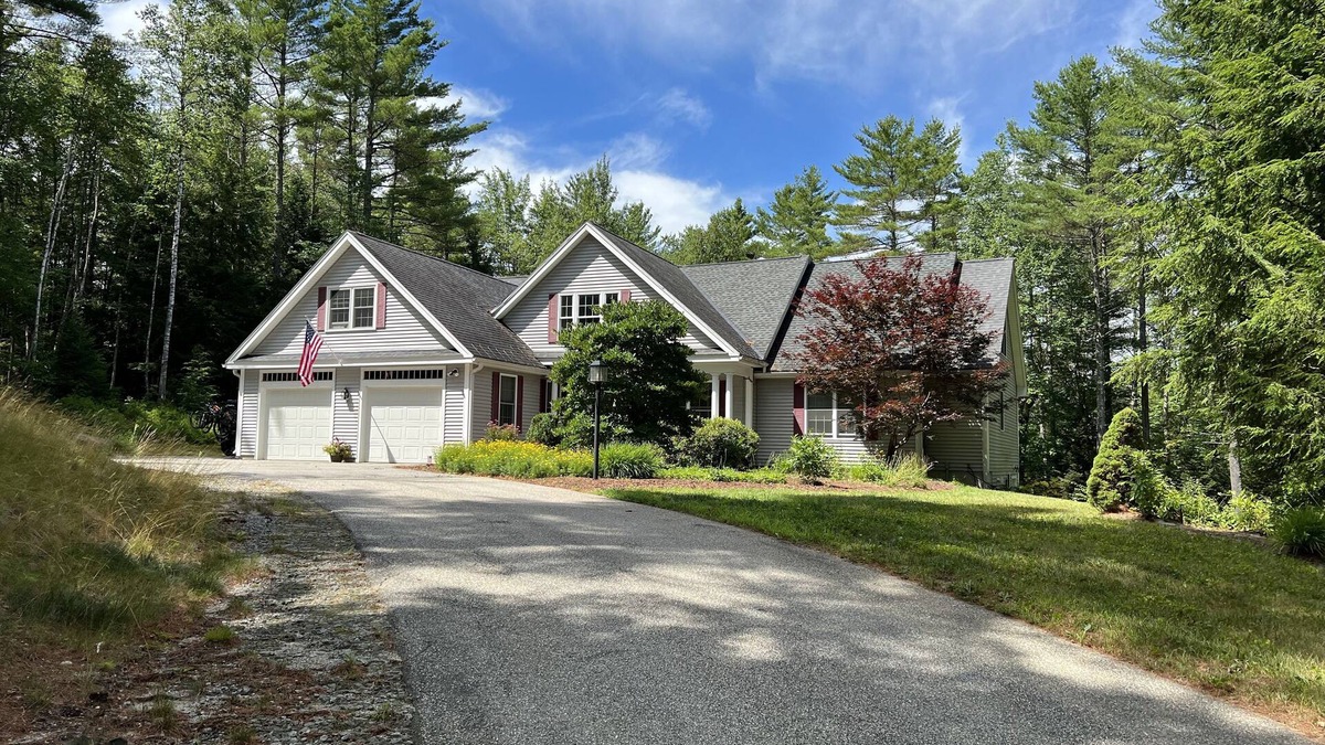 New London House | Outdoor family fun on beautiful Messer Pond - 11 miles from Mt Sunapee!