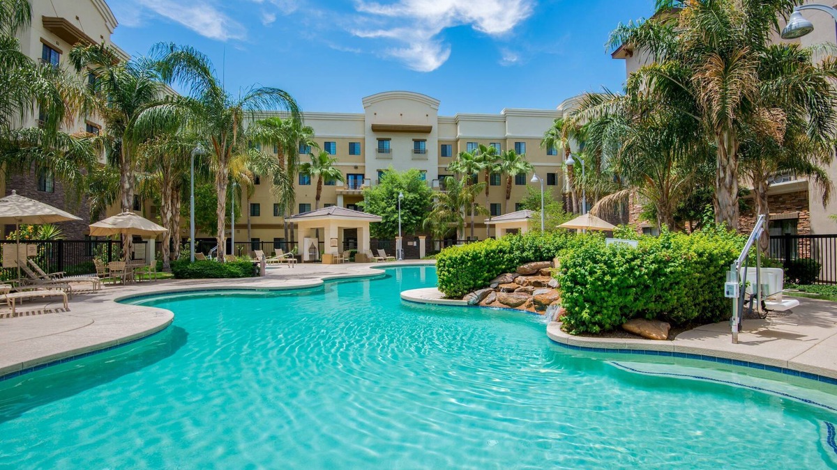 Glendale Sports and Entertainment District Condo | Outdoor Hot Tub + 24 Hour Fitness Center | Modern Suite in Glendale Sports District