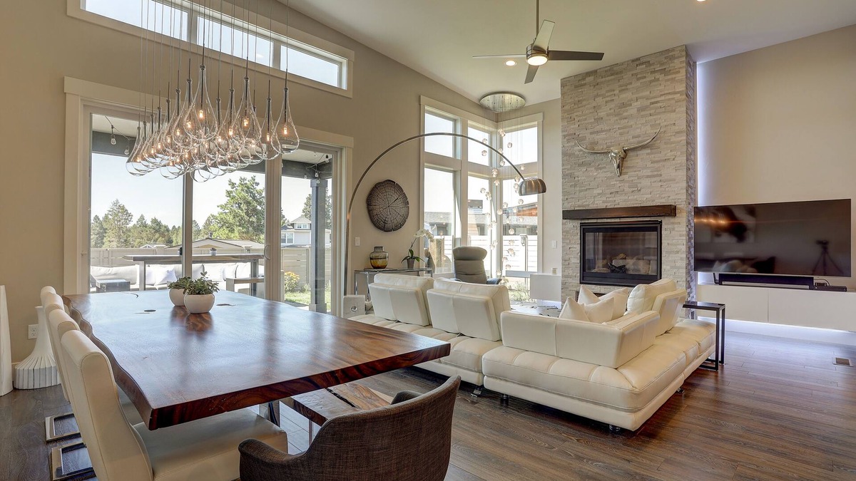 Southeast Bend House | Outdoor Living! Modern & Fresh, Hot Tub, A/C, Mountain View, Peloton