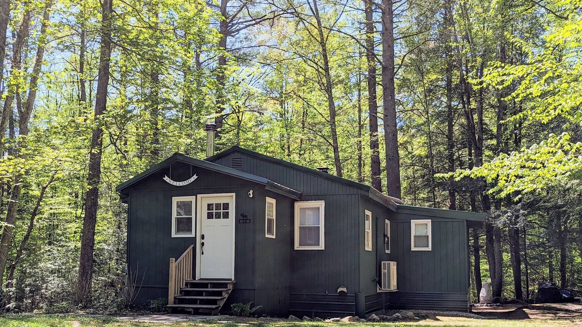 Hillsboro Cottage | Outdoor lovers! Walk to the Lake - Kayaks - Ski - Chiminea - Hike.