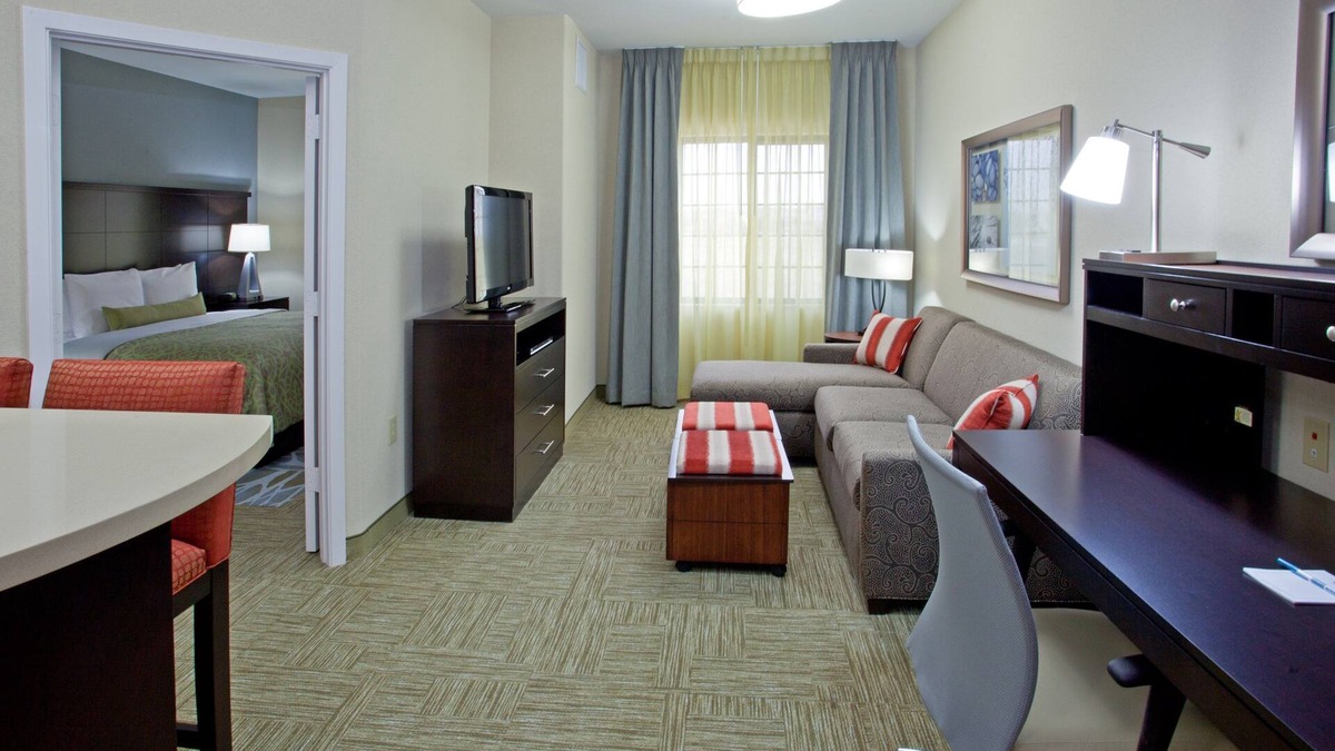 The Fountains Condo | Outdoor Pool + 24 Hour Fitness Center + Free Breakfast