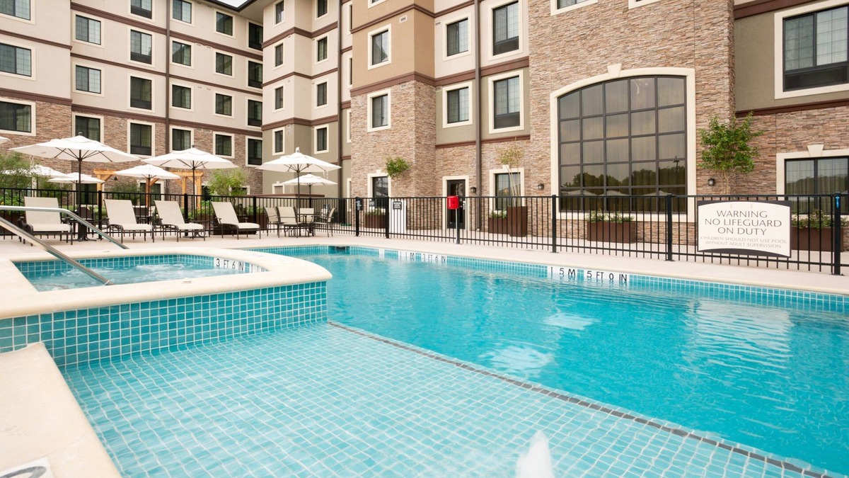 Hollywood Park Condo | Outdoor Pool and Hot Tub + Free Breakfast | Only 15 Minutes from Six Flags!