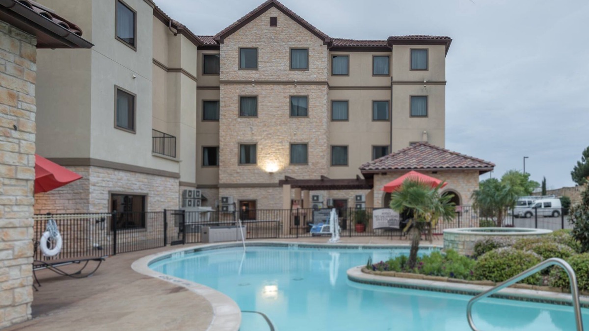 Irving Apartment | Outdoor Pool + Hot Tub + Free Breakfast | Near DFW Airport